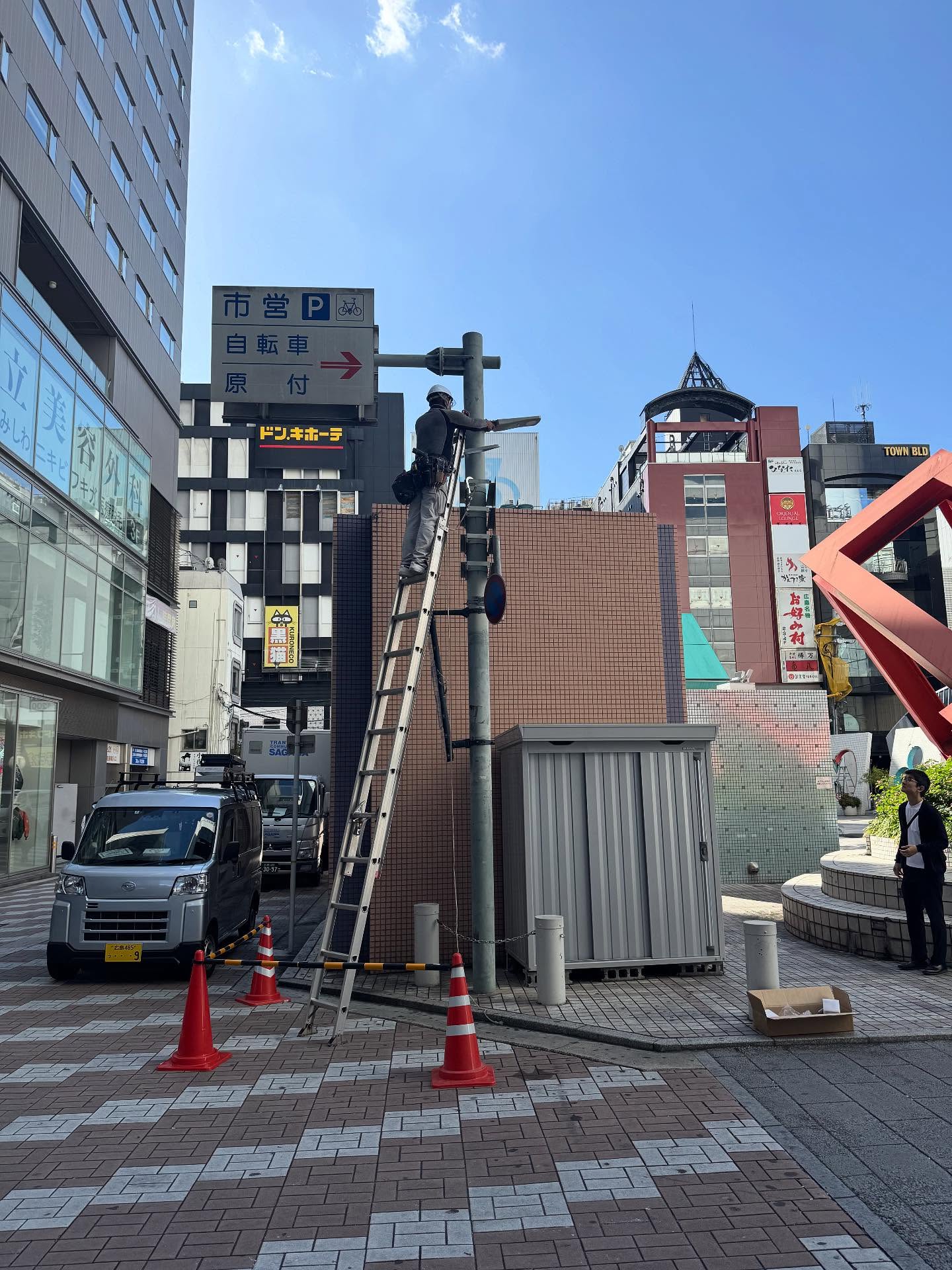広島の街で設備工事に取り組む職人