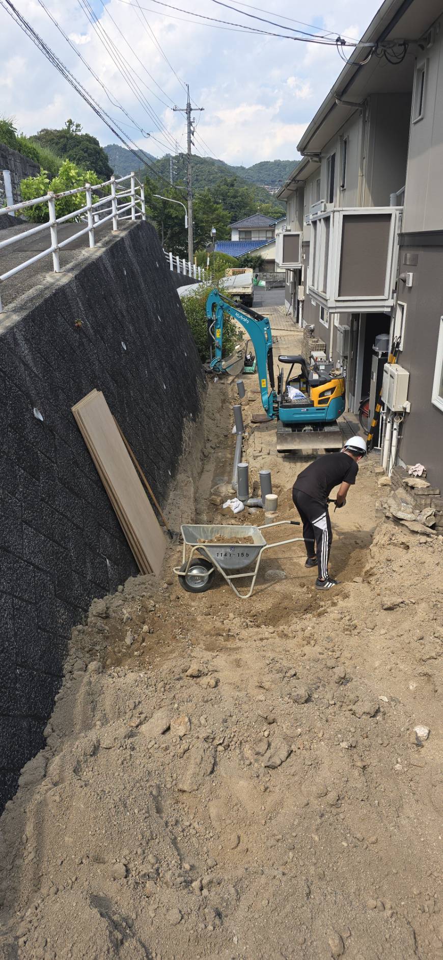 建物の周囲で作業する職人