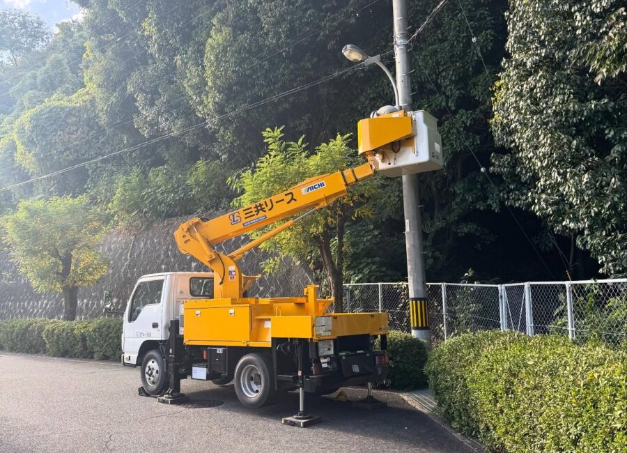 通学路の明かりを守る、照明器具の修理。